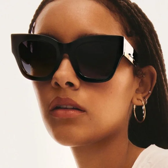 New Quay By The Way Black Frame Smoke Lens Sunglasses With Case - Picture 1 of 11